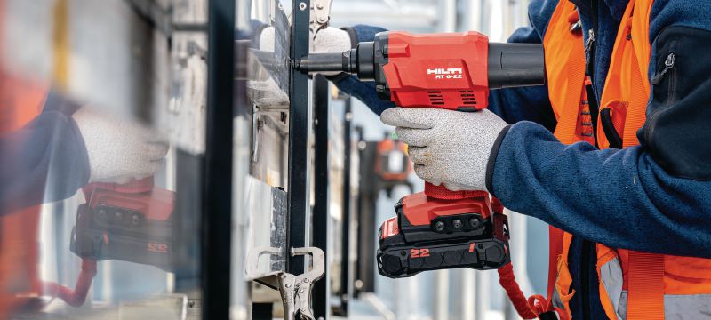 RT 6-22 batteridrevet nitteværktøj RT 6-22 Batteridrevet nitteværktøj til hurtig, beklædningsmontering og metalfremstilling med lille indsats ved hjælp af stål- eller aluminiumnitter (Nuron-batteriplatform) Arbejdsopgaver 1