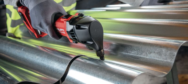 SPN 6-A22 batteri-nipler Fleksibel og alsidig batteri-nipler til frihåndsskæring i stort set alle bølge- og trapezformede metalplader, samt C-, L- og U-profiler op til 2,0 mm (14 gauge) tykkelse Arbejdsopgaver 1