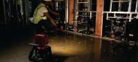 SL 6-22 Arbejdslampe Batteridrevet LED SL 6-22 arbejdslampe med batterikapacitet til hele dagen, rotationshoved og flere belysningsmuligheder (Nuron-batteriplatform) Arbejdsopgaver 1