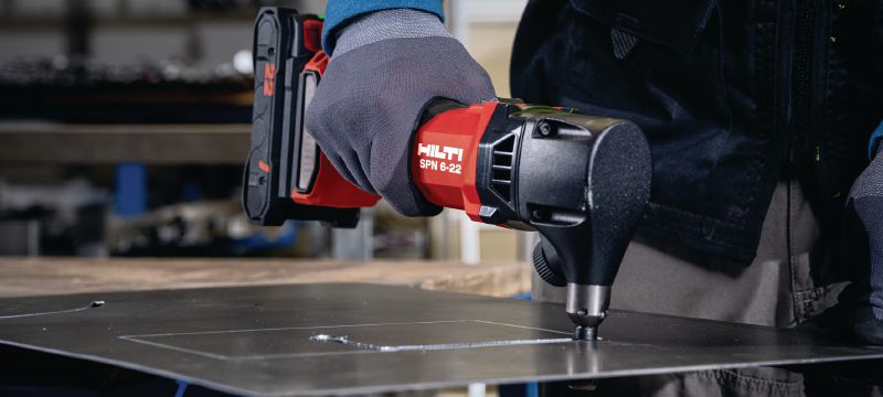 SPN 6-22 CN Batteridrevet nipler Batteridrevet nipler til skæring af metalplader og profiler med mere hastighed og minimal forvridning (Nuron-batteriplatform) Arbejdsopgaver 1