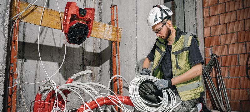 KCF 4-22 Batteridrevet ventilator til byggepladsen Kraftig ventilator til byggepladsen med batterilevetid hele dagen, roterende hoved og ophængningskroge til køling og ventilation af arbejdsområder (Nuron-batteriplatform) Arbejdsopgaver 1