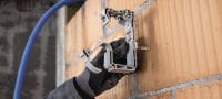 X-EA MX Indstiksanker Indstiksanker i plast til tilslutning af plastkabel/rørbøjler, klemmer og kabelholdere til bundet kabler ved forankring i beton og murværk Arbejdsopgaver 2