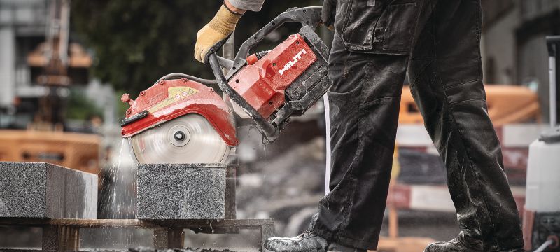 DSH 700-22 ATC Batteridrevet kapsav (300 mm) Alsidig batteridrevet kapsav med baghåndtag til skæring i op til 120 mm med 300 mm-klinger i beton, murværk og metal Arbejdsopgaver 1