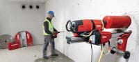 DD 350-CA Diamantboremaskine Robust diamantboremaskine med højfrekvensmotor og valgfri autoføder til standerbaseret boring i beton med en diameter fra 52-500 mm (2-1/16 – 19-11/16”) Arbejdsopgaver 3