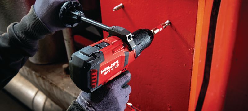 SBT 6-22 Batteridrevet bore-/skruemaskine SBT 6-22 metal bore-/skruemaskine til forboring af nøjagtige huller og montering af S-BT bolte (Nuron-batteriplatform) Arbejdsopgaver 1