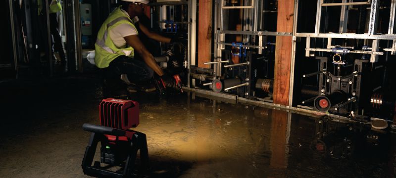 SL 6-22 Arbejdslampe Batteridrevet LED SL 6-22 arbejdslampe med batterikapacitet til hele dagen, rotationshoved og flere belysningsmuligheder (Nuron-batteriplatform) Arbejdsopgaver 1