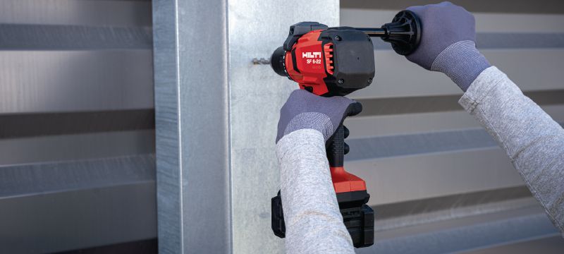 SF 6-22 batteridrevet bore-/skruemaskine SF 6-22 batteribore-/skruemaskine med Aktiv momentstyring med avanceret ergonomi for universalboring og inddribilning i træ og metal (Nuron-batteriplatform) Arbejdsopgaver 1