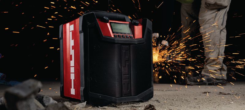 R 6-22 byggepladsradio Batteridrevet bærbar byggepladsradio med op til 22 timers afspilning pr. opladning og ekstra holdbarhed til brug på byggepladser (Nuron-batteriplatform) Arbejdsopgaver 1
