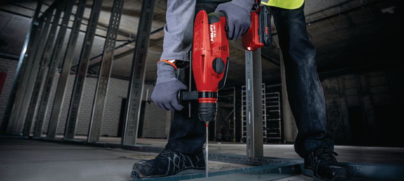 TE 2-22 batteridrevet borehammer Kompakt TE 2-22 SDS Plus borehammer med pistolgreb giver den bedste håndtering ved boring over hovedhøjde (Nuron-batteriplatform) Arbejdsopgaver 1