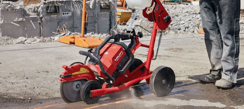 DSH 700-22 Batteridrevet kapsav (bageste håndtag) Robust batteridrevet kapsav med baghåndtag til beton, metal og murværk (Nuron-batteriplatform) Arbejdsopgaver 1