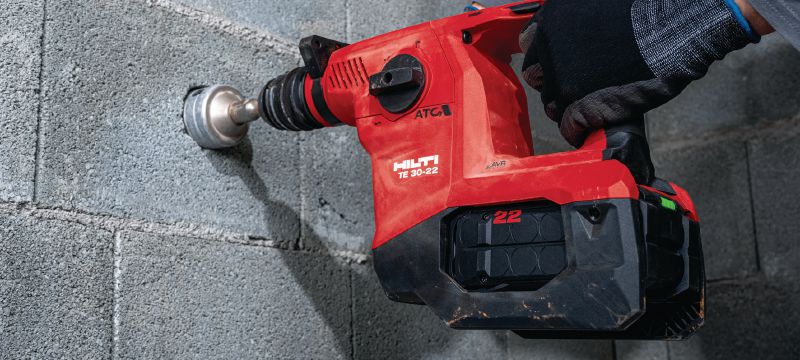 TE 30-22 batteridrevet borehammer TE 30-22 effektfuld batteridrevet SDS Plus (TE-C) borehammer med Aktiv vibrationsreduktion og Aktiv momentstyring til robust boring og mejsling i beton (Nuron-batteriplatform) Arbejdsopgaver 1