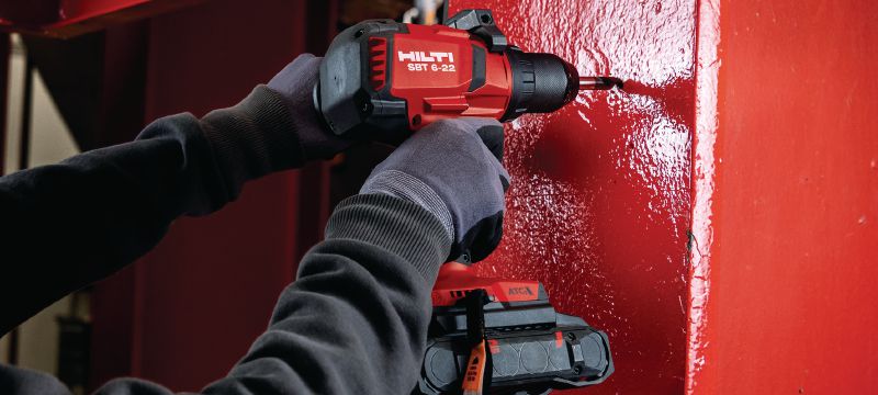SBT 6-22 Batteridrevet bore-/skruemaskine SBT 6-22 metal bore-/skruemaskine til forboring af nøjagtige huller og montering af S-BT bolte (Nuron-batteriplatform) Arbejdsopgaver 1