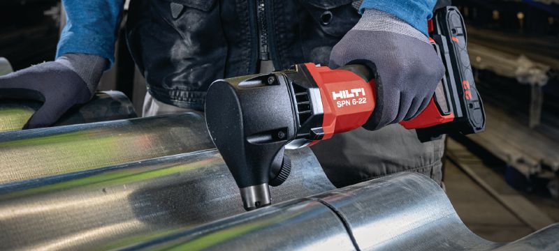 SPN 6-22 CN Batteridrevet nipler Batteridrevet nipler til skæring af metalplader og profiler med mere hastighed og minimal forvridning (Nuron-batteriplatform) Arbejdsopgaver 1