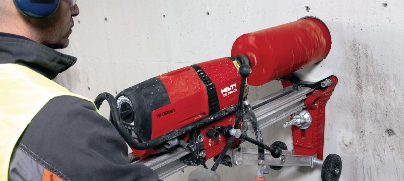 DD 350-CA Diamantboremaskine Robust diamantboremaskine med højfrekvensmotor og valgfri autoføder til standerbaseret boring i beton med en diameter fra 52-500 mm (2-1/16 – 19-11/16”) Arbejdsopgaver 1