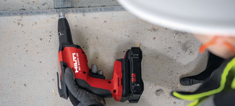 SD 5000-22 batteridrevet gipsskruemaskine til gipsvægge SD 5000-22 gipsskruemaskine med kraftfuldt Nuron batteri til højere moment og flere skruer pr. opladning ved ophængning gipsvægge, træplader og udvendig beklædning Arbejdsopgaver 1