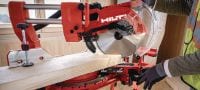 Kapgeringsklinge til træ med fin finish Ultimativ geringssavsklinge til træ (12 • 305 mm) med hårdmetaltænder, til præcise og rene skæringer i træbjælker med vores SM 60-22 batteri-geringssav Arbejdsopgaver 1