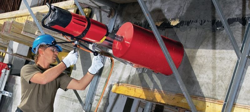 DD 350-CA Diamantboremaskine Robust diamantboremaskine med højfrekvensmotor og valgfri autoføder til standerbaseret boring i beton med en diameter fra 52-500 mm (2-1/16 – 19-11/16”) Arbejdsopgaver 1