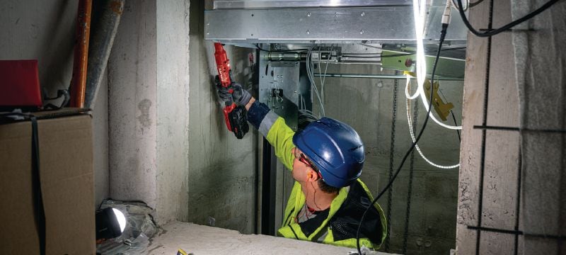 SIW 4R-22 3/8 Batteridrevet vinkelslagnøgle SIW 4R-22 Kompakt, højrevinklet batteridrevet vinkelslagnøgle til arbejdsopgaver med svære adgangsforhold Arbejdsopgaver 1