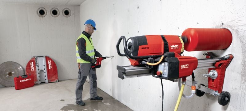 DD 350-CA Diamantboremaskine Robust diamantboremaskine med højfrekvensmotor og valgfri autoføder til standerbaseret boring i beton med en diameter fra 52-500 mm (2-1/16 – 19-11/16”) Arbejdsopgaver 1
