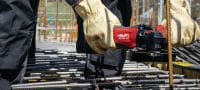 AG 5D-22 Batteridrevet vinkelsliber (125 mm) AG 5D-22 kulfri vinkelsliber med dødmandsknap til daglig skæring og slibning med skiver op til 125 mm (Nuron-batteriplatform) Arbejdsopgaver 1