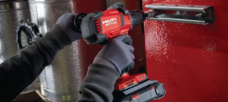 SBT 6-22 Batteridrevet bore-/skruemaskine SBT 6-22 metal bore-/skruemaskine til forboring af nøjagtige huller og montering af S-BT bolte (Nuron-batteriplatform) Arbejdsopgaver 1