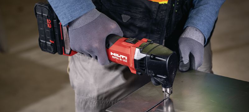 SPN 6-22 CN Batteridrevet nipler Batteridrevet nipler til skæring af metalplader og profiler med mere hastighed og minimal forvridning (Nuron-batteriplatform) Arbejdsopgaver 1