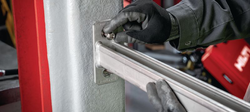Gevindbolt (rustfrit stål) Han/hun gevindbolt af rustfrit stål til fastgørelse til passiv brandbeskyttelse (PFP) af belagte bjælker Arbejdsopgaver 1